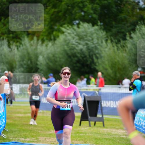 30.08.2026 - Elbe Triathlon Hamburg LAZAROV Photography http://msf.ph/oto/10068935 30.08.2026 12:32:09 Ziel 1614, 1657, 1669 meine-sportfotos.de