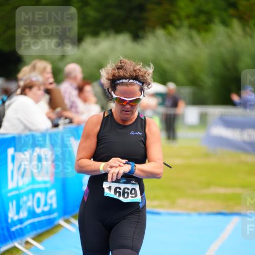 30.08.2026 - Elbe Triathlon Hamburg LAZAROV Photography http://msf.ph/oto/10068965 30.08.2026 12:32:16 Ziel 1669 meine-sportfotos.de