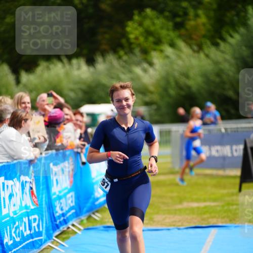 30.08.2026 - Elbe Triathlon Hamburg LAZAROV Photography http://msf.ph/oto/10069056 30.08.2026 12:33:08 Ziel 1497 meine-sportfotos.de
