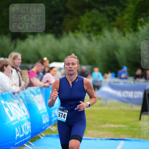 30.08.2026 - Elbe Triathlon Hamburg LAZAROV Photography http://msf.ph/oto/10069324 30.08.2026 12:35:14 Ziel 1674 meine-sportfotos.de