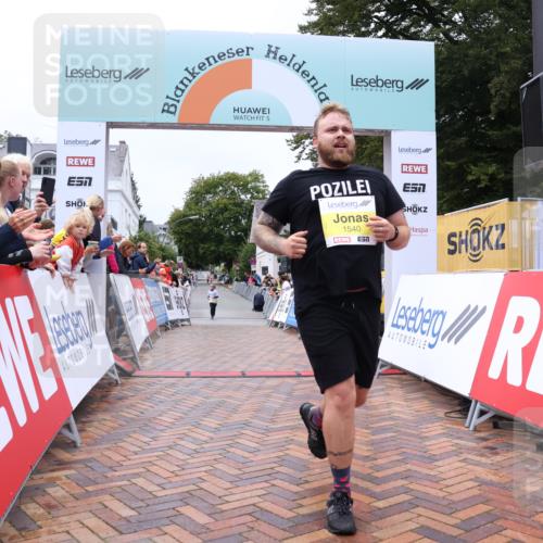 30.08.2026 - Blankeneser Heldenlauf Lena Gebhardt http://msf.ph/oto/10069350 30.08.2026 10:03:45 Ziel 1015, 1017, 1540 meine-sportfotos.de