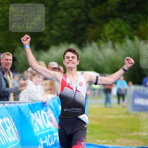 30.08.2026 - Elbe Triathlon Hamburg LAZAROV Photography http://msf.ph/oto/10069394 30.08.2026 12:36:13 Ziel 1740 meine-sportfotos.de