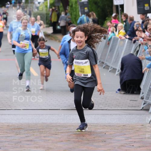 30.08.2026 - Blankeneser Heldenlauf Lena Gebhardt http://msf.ph/oto/10069785 30.08.2026 10:05:16 Ziel 1053, 1692, 1802 meine-sportfotos.de