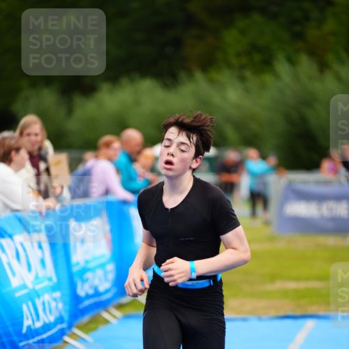 30.08.2026 - Elbe Triathlon Hamburg LAZAROV Photography http://msf.ph/oto/10069833 30.08.2026 12:42:16 Ziel 1727 meine-sportfotos.de