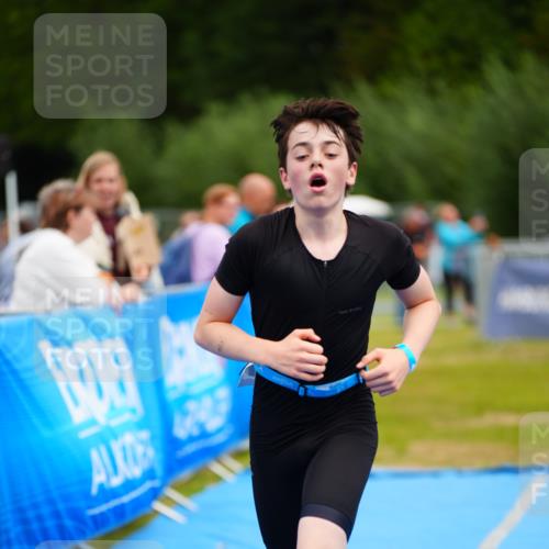30.08.2026 - Elbe Triathlon Hamburg LAZAROV Photography http://msf.ph/oto/10069836 30.08.2026 12:42:17 Ziel 1727 meine-sportfotos.de