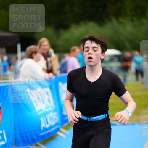 30.08.2026 - Elbe Triathlon Hamburg LAZAROV Photography http://msf.ph/oto/10069840 30.08.2026 12:42:17 Ziel 1727 meine-sportfotos.de