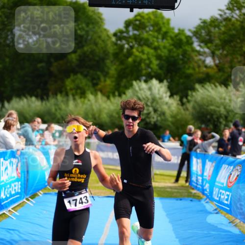 30.08.2026 - Elbe Triathlon Hamburg LAZAROV Photography http://msf.ph/oto/10069950 30.08.2026 12:44:46 Ziel 1743, 1745 meine-sportfotos.de
