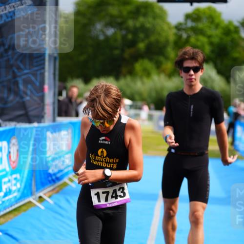 30.08.2026 - Elbe Triathlon Hamburg LAZAROV Photography http://msf.ph/oto/10069960 30.08.2026 12:44:47 Ziel 1743, 1745 meine-sportfotos.de