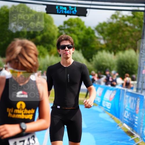 30.08.2026 - Elbe Triathlon Hamburg LAZAROV Photography http://msf.ph/oto/10069967 30.08.2026 12:44:48 Ziel 1743, 1745 meine-sportfotos.de
