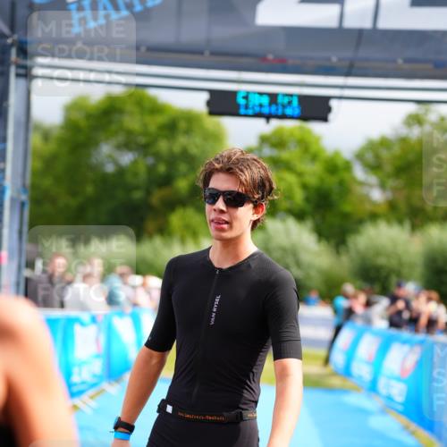 30.08.2026 - Elbe Triathlon Hamburg LAZAROV Photography http://msf.ph/oto/10069971 30.08.2026 12:44:48 Ziel 1743, 1745 meine-sportfotos.de