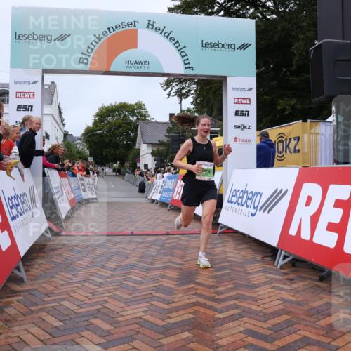 30.08.2026 - Blankeneser Heldenlauf Lena Gebhardt http://msf.ph/oto/10070149 30.08.2026 10:06:15 Ziel 5408 meine-sportfotos.de