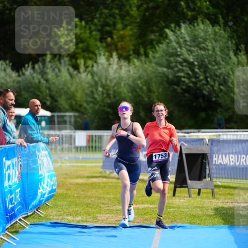 30.08.2026 - Elbe Triathlon Hamburg LAZAROV Photography http://msf.ph/oto/10070268 30.08.2026 12:49:03 Ziel 1753, 1756 meine-sportfotos.de