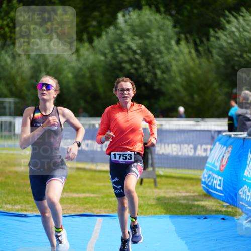 30.08.2026 - Elbe Triathlon Hamburg LAZAROV Photography http://msf.ph/oto/10070278 30.08.2026 12:49:04 Ziel 1753, 1756 meine-sportfotos.de