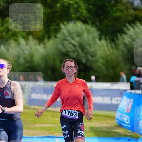 30.08.2026 - Elbe Triathlon Hamburg LAZAROV Photography http://msf.ph/oto/10070286 30.08.2026 12:49:05 Ziel 1753, 1756 meine-sportfotos.de