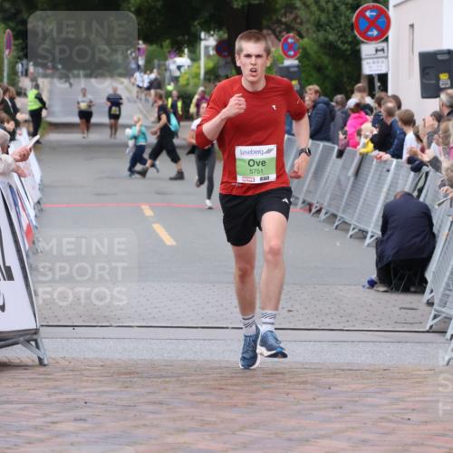 30.08.2026 - Blankeneser Heldenlauf Lena Gebhardt http://msf.ph/oto/10070412 30.08.2026 10:08:13 Ziel 5751 meine-sportfotos.de