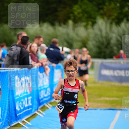 30.08.2026 - Elbe Triathlon Hamburg LAZAROV Photography http://msf.ph/oto/10070439 30.08.2026 12:53:03 Ziel 1755, 1768, 1842 meine-sportfotos.de