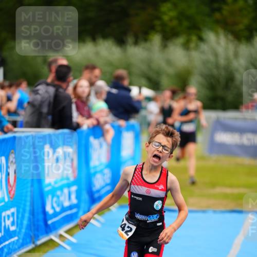 30.08.2026 - Elbe Triathlon Hamburg LAZAROV Photography http://msf.ph/oto/10070443 30.08.2026 12:53:03 Ziel 1755, 1768, 1842 meine-sportfotos.de