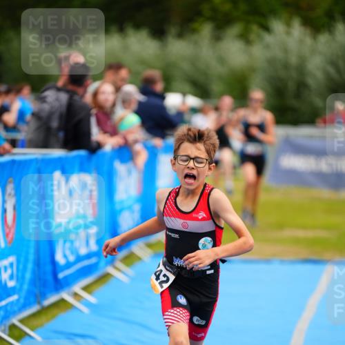 30.08.2026 - Elbe Triathlon Hamburg LAZAROV Photography http://msf.ph/oto/10070448 30.08.2026 12:53:03 Ziel 1755, 1768, 1842 meine-sportfotos.de