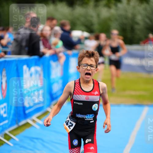 30.08.2026 - Elbe Triathlon Hamburg LAZAROV Photography http://msf.ph/oto/10070451 30.08.2026 12:53:04 Ziel 1755, 1768, 1842 meine-sportfotos.de
