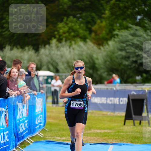 30.08.2026 - Elbe Triathlon Hamburg LAZAROV Photography http://msf.ph/oto/10070460 30.08.2026 12:53:06 Ziel 1755, 1768, 1842 meine-sportfotos.de