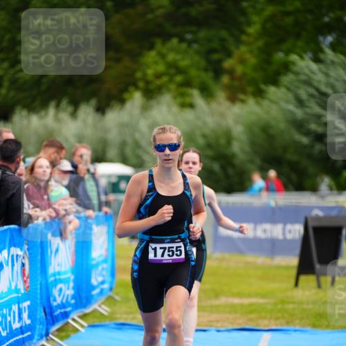30.08.2026 - Elbe Triathlon Hamburg LAZAROV Photography http://msf.ph/oto/10070469 30.08.2026 12:53:07 Ziel 1755, 1768, 1842 meine-sportfotos.de