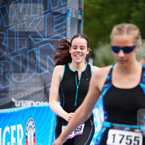 30.08.2026 - Elbe Triathlon Hamburg LAZAROV Photography http://msf.ph/oto/10070491 30.08.2026 12:53:09 Ziel 1731, 1755, 1768 meine-sportfotos.de