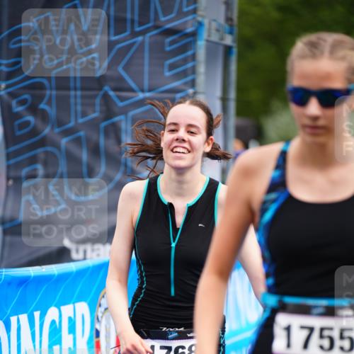 30.08.2026 - Elbe Triathlon Hamburg LAZAROV Photography http://msf.ph/oto/10070494 30.08.2026 12:53:09 Ziel 1731, 1755, 1768 meine-sportfotos.de