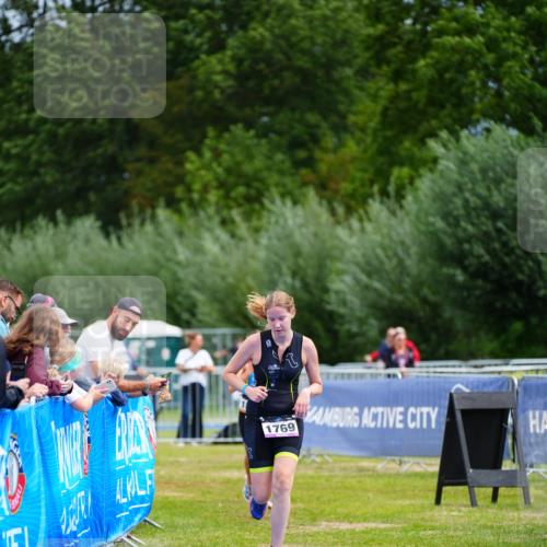 30.08.2026 - Elbe Triathlon Hamburg LAZAROV Photography http://msf.ph/oto/10070542 30.08.2026 12:53:37 Ziel 1757, 1769, 1852 meine-sportfotos.de