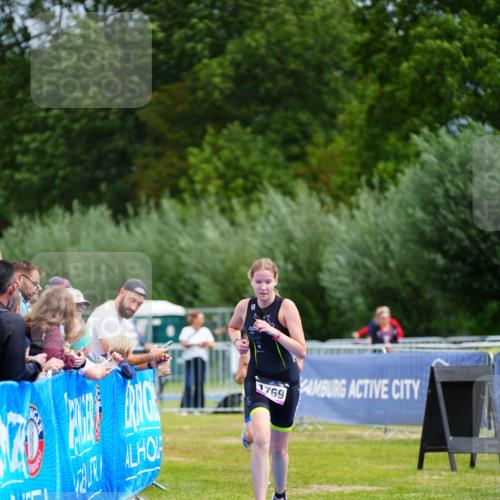 30.08.2026 - Elbe Triathlon Hamburg LAZAROV Photography http://msf.ph/oto/10070545 30.08.2026 12:53:37 Ziel 1757, 1769, 1852 meine-sportfotos.de