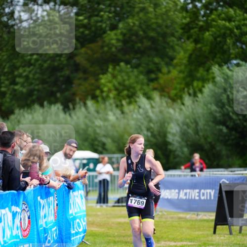 30.08.2026 - Elbe Triathlon Hamburg LAZAROV Photography http://msf.ph/oto/10070549 30.08.2026 12:53:37 Ziel 1757, 1769, 1852 meine-sportfotos.de
