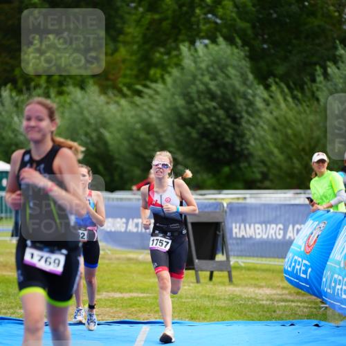 30.08.2026 - Elbe Triathlon Hamburg LAZAROV Photography http://msf.ph/oto/10070552 30.08.2026 12:53:39 Ziel 1757, 1769, 1852 meine-sportfotos.de