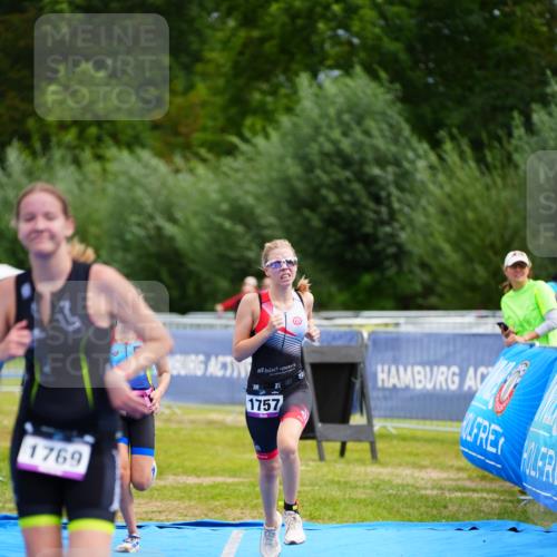 30.08.2026 - Elbe Triathlon Hamburg LAZAROV Photography http://msf.ph/oto/10070554 30.08.2026 12:53:39 Ziel 1757, 1769, 1852 meine-sportfotos.de