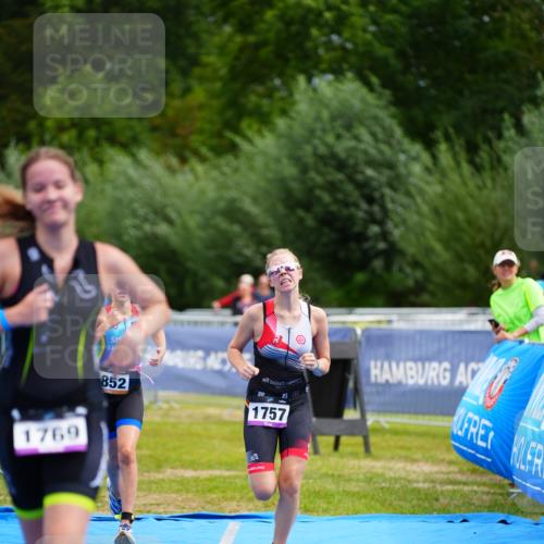30.08.2026 - Elbe Triathlon Hamburg LAZAROV Photography http://msf.ph/oto/10070558 30.08.2026 12:53:40 Ziel 1757, 1769, 1852 meine-sportfotos.de