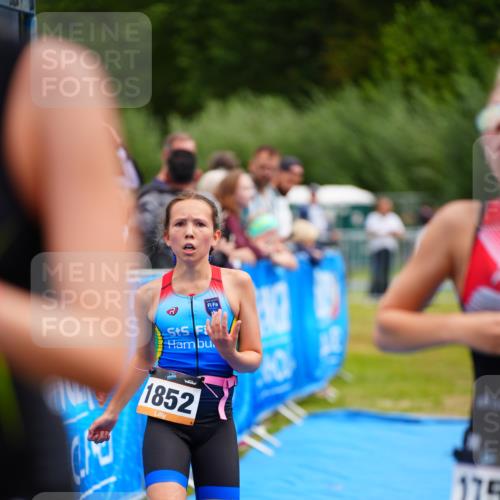 30.08.2026 - Elbe Triathlon Hamburg LAZAROV Photography http://msf.ph/oto/10070579 30.08.2026 12:53:42 Ziel 1757, 1769, 1852 meine-sportfotos.de