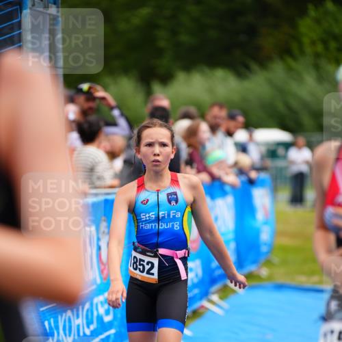 30.08.2026 - Elbe Triathlon Hamburg LAZAROV Photography http://msf.ph/oto/10070581 30.08.2026 12:53:43 Ziel 1757, 1769, 1852 meine-sportfotos.de