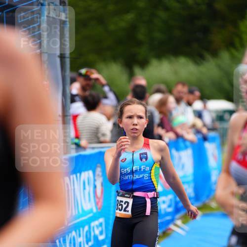30.08.2026 - Elbe Triathlon Hamburg LAZAROV Photography http://msf.ph/oto/10070585 30.08.2026 12:53:43 Ziel 1757, 1769, 1852 meine-sportfotos.de