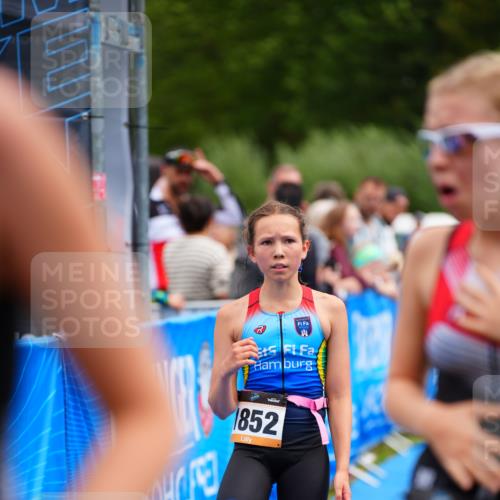 30.08.2026 - Elbe Triathlon Hamburg LAZAROV Photography http://msf.ph/oto/10070588 30.08.2026 12:53:43 Ziel 1757, 1769, 1852 meine-sportfotos.de