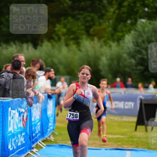 30.08.2026 - Elbe Triathlon Hamburg LAZAROV Photography http://msf.ph/oto/10070700 30.08.2026 12:54:18 Ziel 1758, 1836, 1864 meine-sportfotos.de