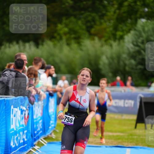 30.08.2026 - Elbe Triathlon Hamburg LAZAROV Photography http://msf.ph/oto/10070702 30.08.2026 12:54:18 Ziel 1758, 1836, 1864 meine-sportfotos.de