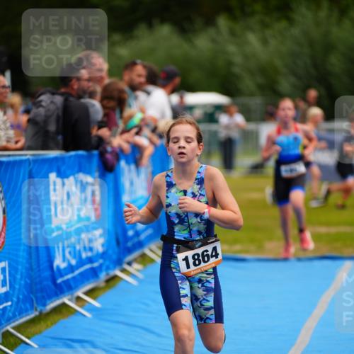 30.08.2026 - Elbe Triathlon Hamburg LAZAROV Photography http://msf.ph/oto/10070733 30.08.2026 12:54:25 Ziel 1836, 1857, 1864 meine-sportfotos.de