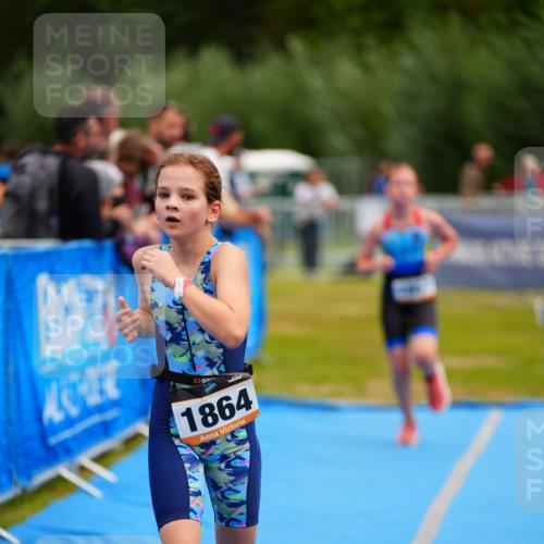 30.08.2026 - Elbe Triathlon Hamburg LAZAROV Photography http://msf.ph/oto/10070742 30.08.2026 12:54:25 Ziel 1836, 1857, 1864 meine-sportfotos.de