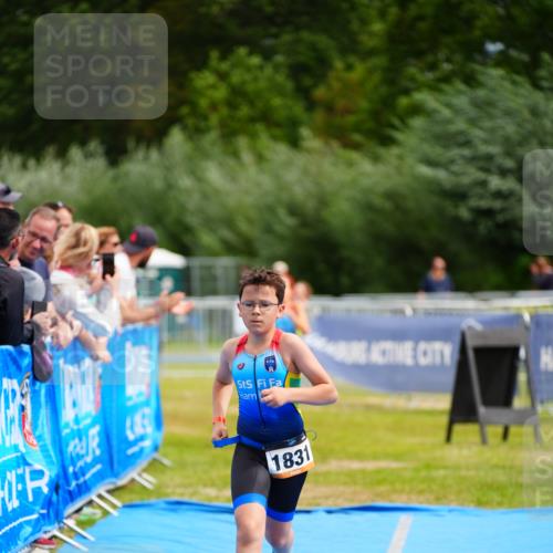 30.08.2026 - Elbe Triathlon Hamburg LAZAROV Photography http://msf.ph/oto/10070847 30.08.2026 12:55:16 Ziel 1831, 1856, 1868 meine-sportfotos.de