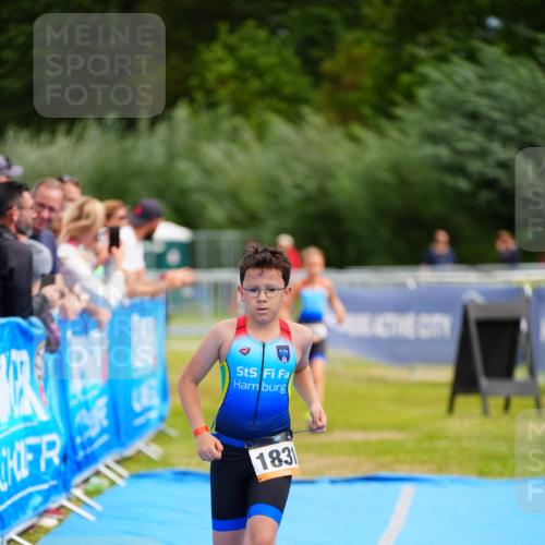 30.08.2026 - Elbe Triathlon Hamburg LAZAROV Photography http://msf.ph/oto/10070854 30.08.2026 12:55:17 Ziel 1831, 1856, 1868 meine-sportfotos.de