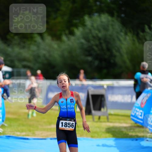30.08.2026 - Elbe Triathlon Hamburg LAZAROV Photography http://msf.ph/oto/10070886 30.08.2026 12:55:20 Ziel 1831, 1856, 1868 meine-sportfotos.de