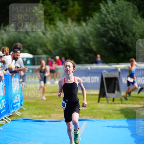 30.08.2026 - Elbe Triathlon Hamburg LAZAROV Photography http://msf.ph/oto/10070892 30.08.2026 12:55:24 Ziel 1856, 1863, 1868 meine-sportfotos.de