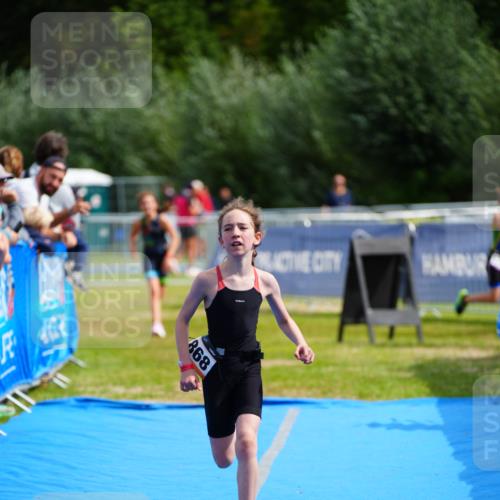 30.08.2026 - Elbe Triathlon Hamburg LAZAROV Photography http://msf.ph/oto/10070896 30.08.2026 12:55:24 Ziel 1856, 1863, 1868 meine-sportfotos.de