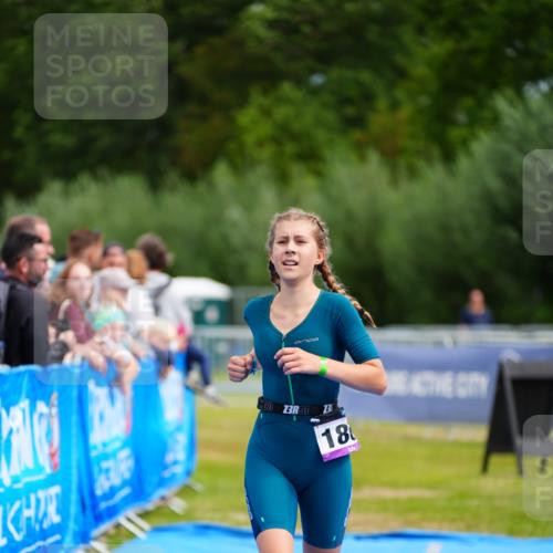 30.08.2026 - Elbe Triathlon Hamburg LAZAROV Photography http://msf.ph/oto/10071011 30.08.2026 12:56:07 Ziel 1809 meine-sportfotos.de