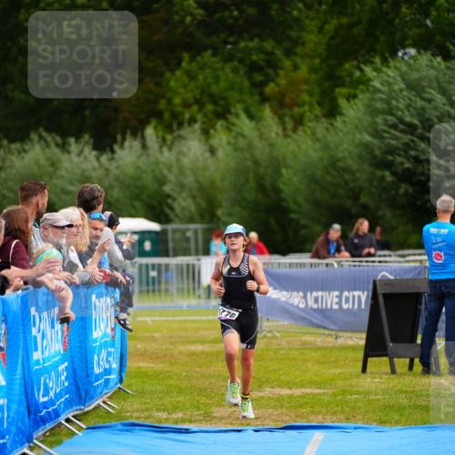 30.08.2026 - Elbe Triathlon Hamburg LAZAROV Photography http://msf.ph/oto/10071285 30.08.2026 12:57:56 Ziel 1776 meine-sportfotos.de