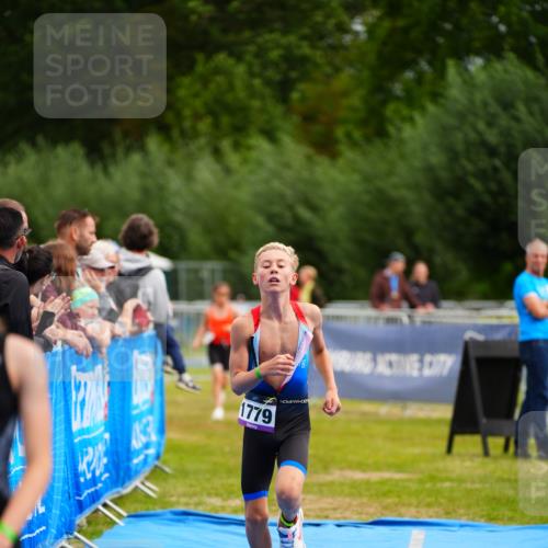 30.08.2026 - Elbe Triathlon Hamburg LAZAROV Photography http://msf.ph/oto/10071380 30.08.2026 12:58:35 Ziel 1779, 1806, 1870 meine-sportfotos.de