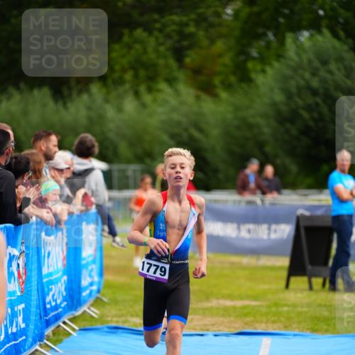 30.08.2026 - Elbe Triathlon Hamburg LAZAROV Photography http://msf.ph/oto/10071382 30.08.2026 12:58:35 Ziel 1779, 1806, 1870 meine-sportfotos.de